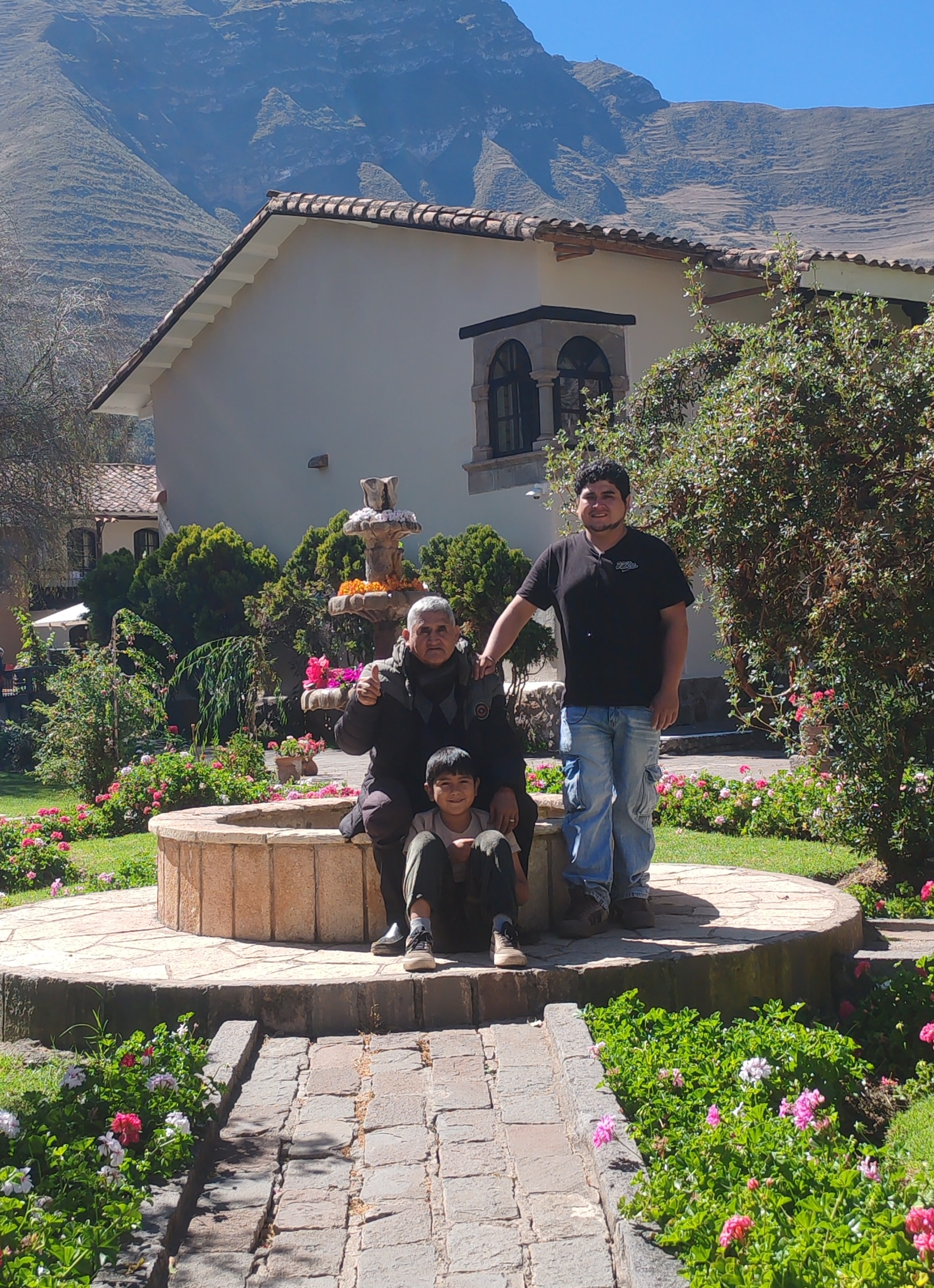 Familia Alayo, maestros tejedores trabajando en el taller